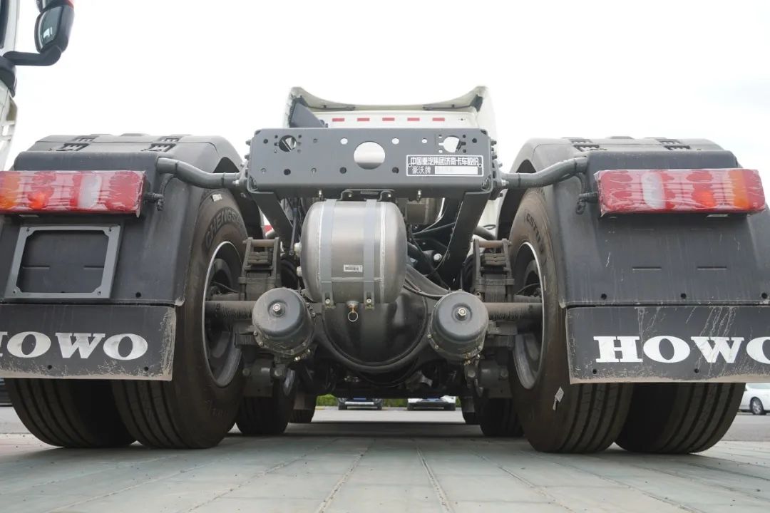 SINOTRUK HOWO T7H heavy truck 440 horsepower 6X4 tractor 