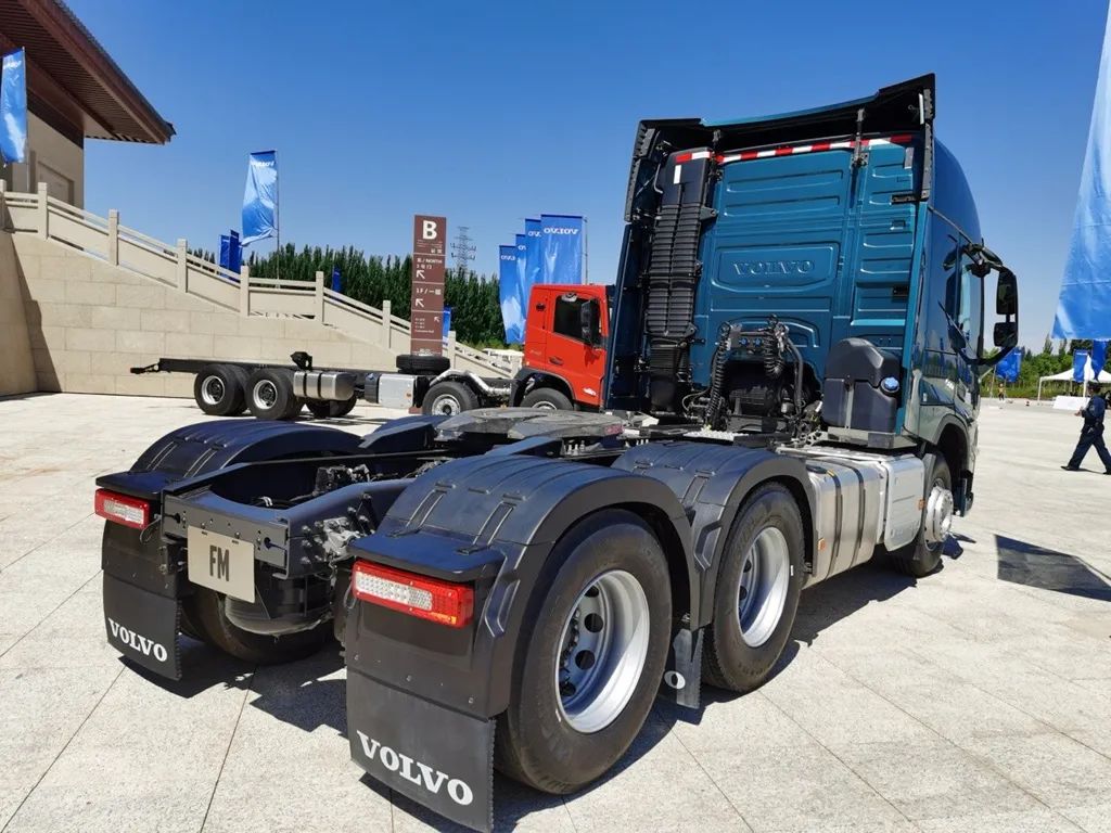 Volvo's new FM heavy truck 420 horsepower 6X4 automatic tractor