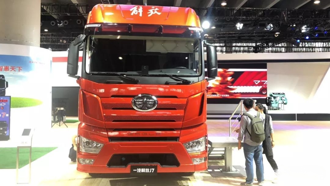 FAW Jiefang J7 heavy truck pioneer version 620 horsepower 6X4 AMT automatic transmission tractor