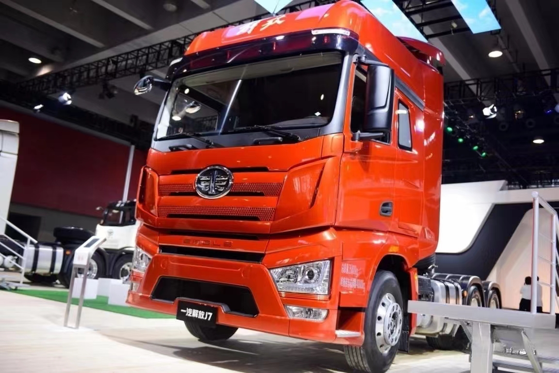 FAW Jiefang J7 heavy truck pioneer version 620 horsepower 6X4 AMT automatic transmission tractor