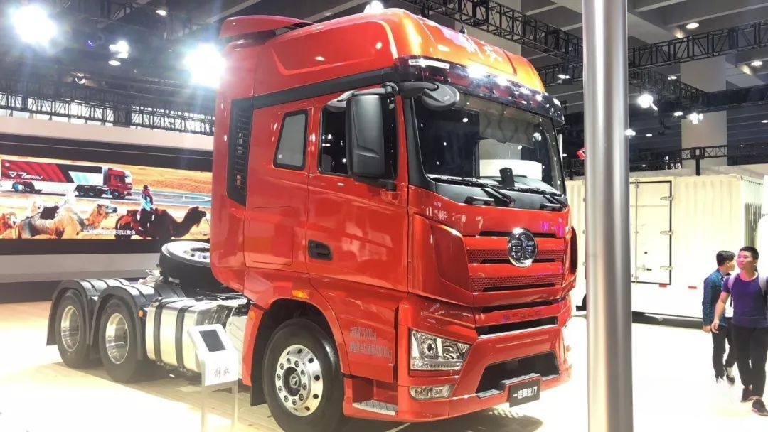 FAW Jiefang J7 heavy truck pioneer version 620 horsepower 6X4 AMT automatic transmission tractor