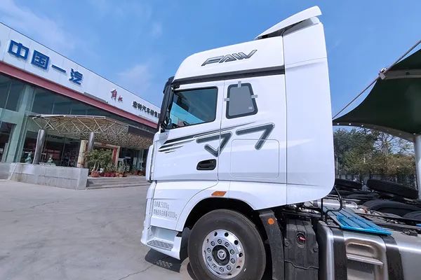 FAW Jiefang J7 Heavy Truck 660 HP 6X4 AMT Automatic Transmission Tractor Truck