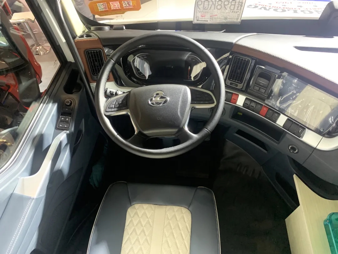 Dongfeng Liuqi Chenglong T7L living cabin 600 horsepower 6X4 AMT automatic transmission tractor