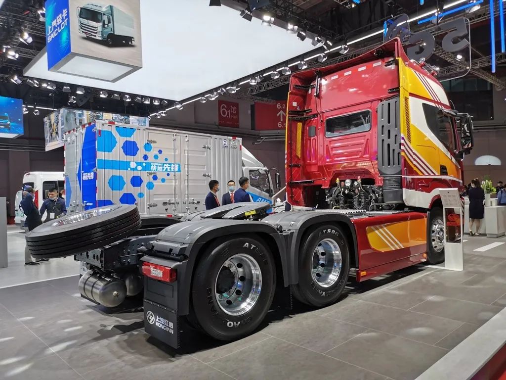 SAIC Hongyan H6 heavy truck 560 horsepower 6X4 AMT tractor