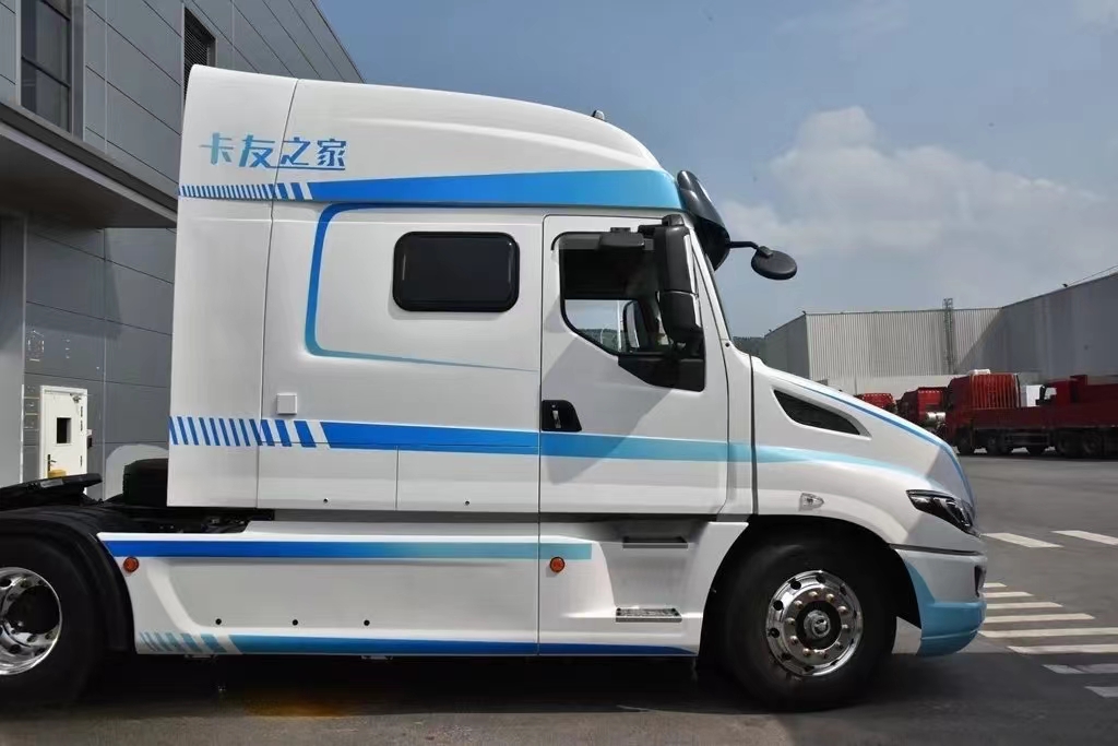 Dongfeng Liuqi Chenglong T7L living cabin 600 horsepower 6X4 AMT automatic transmission tractor