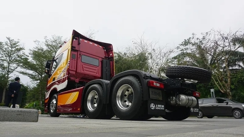 SAIC Hongyan H6 heavy truck 560 horsepower 6X4 AMT tractor