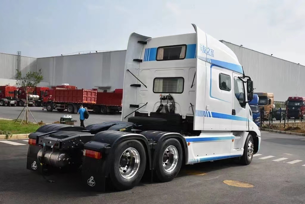 Dongfeng Liuqi Chenglong T7L living cabin 600 horsepower 6X4 AMT automatic transmission tractor