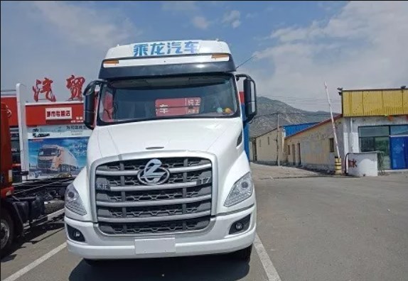 Dongfeng Liuqi Chenglong T7L living cabin 600 horsepower 6X4 AMT automatic transmission tractor