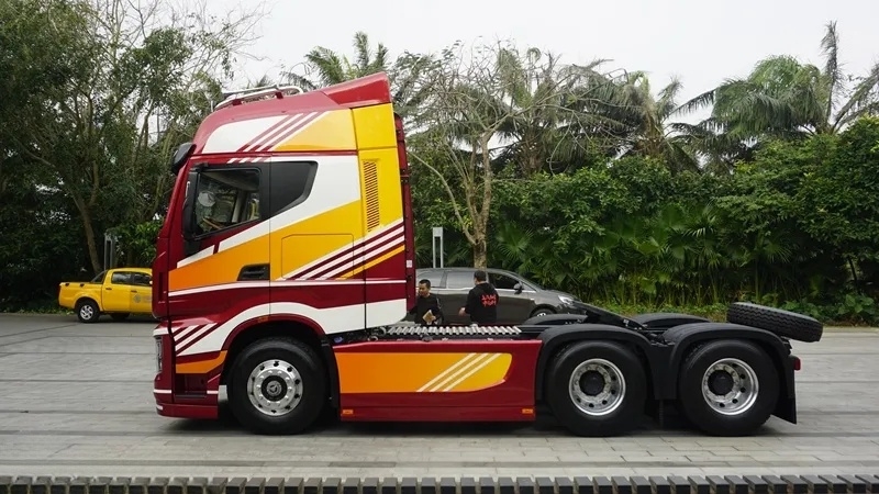 SAIC Hongyan H6 heavy truck 560 horsepower 6X4 AMT tractor