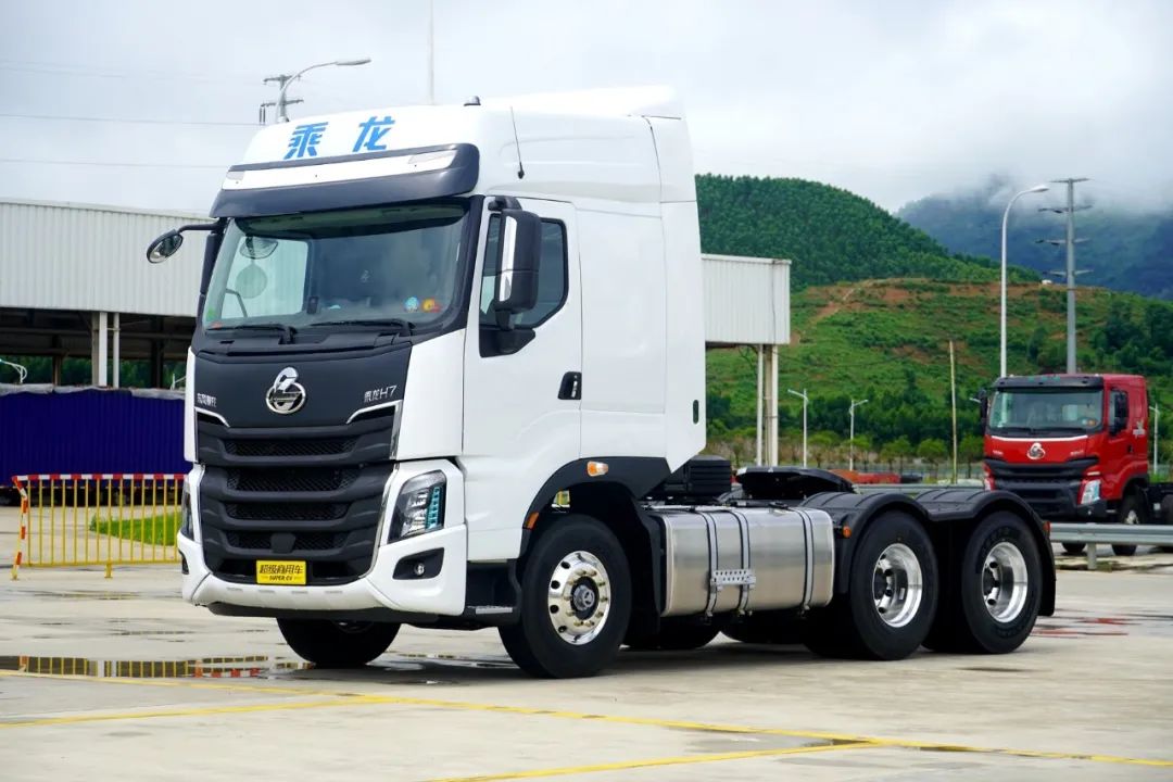 Dongfeng Liuqi Chenglong H7 heavy truck 600 horsepower 6X4 AMT automatic transmission tractor 