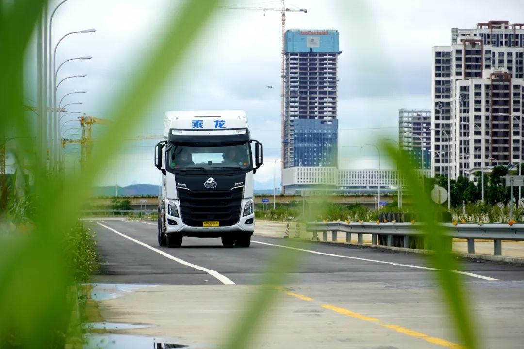 DFAC Liuqi Chenglong HK 680 HP 6X4 AMT automatic tractor