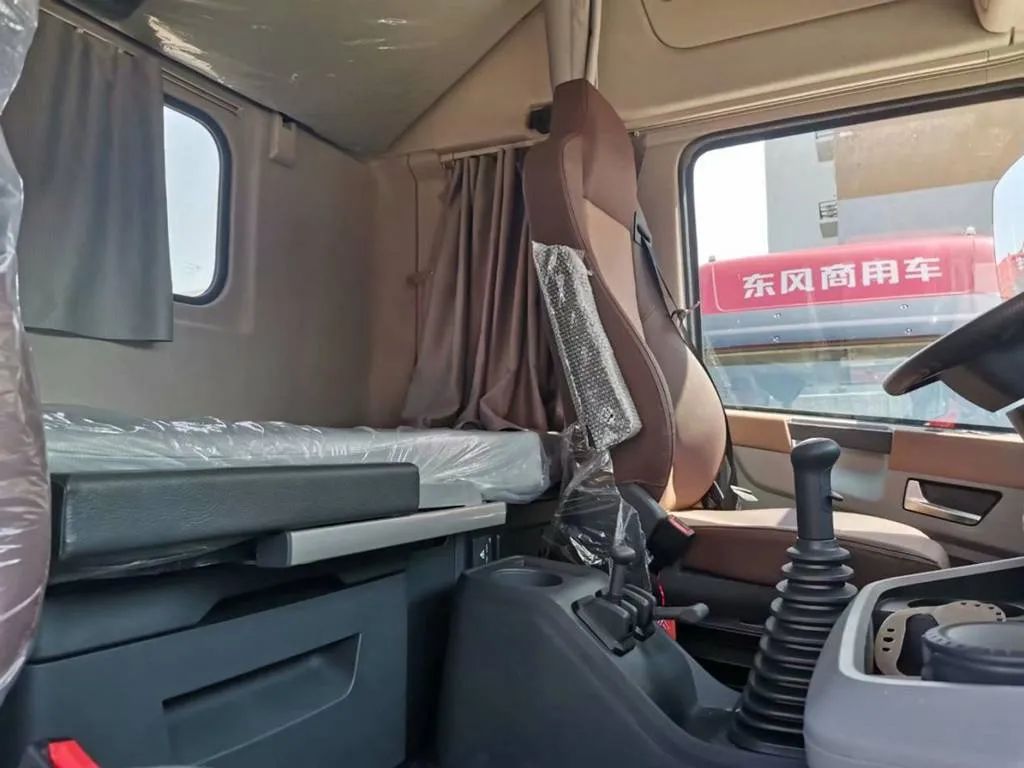 Dongfeng Commercial Vehicle Tianlong Flagship KX Rongyao Edition 600 HP 6X4 Tractor Truck