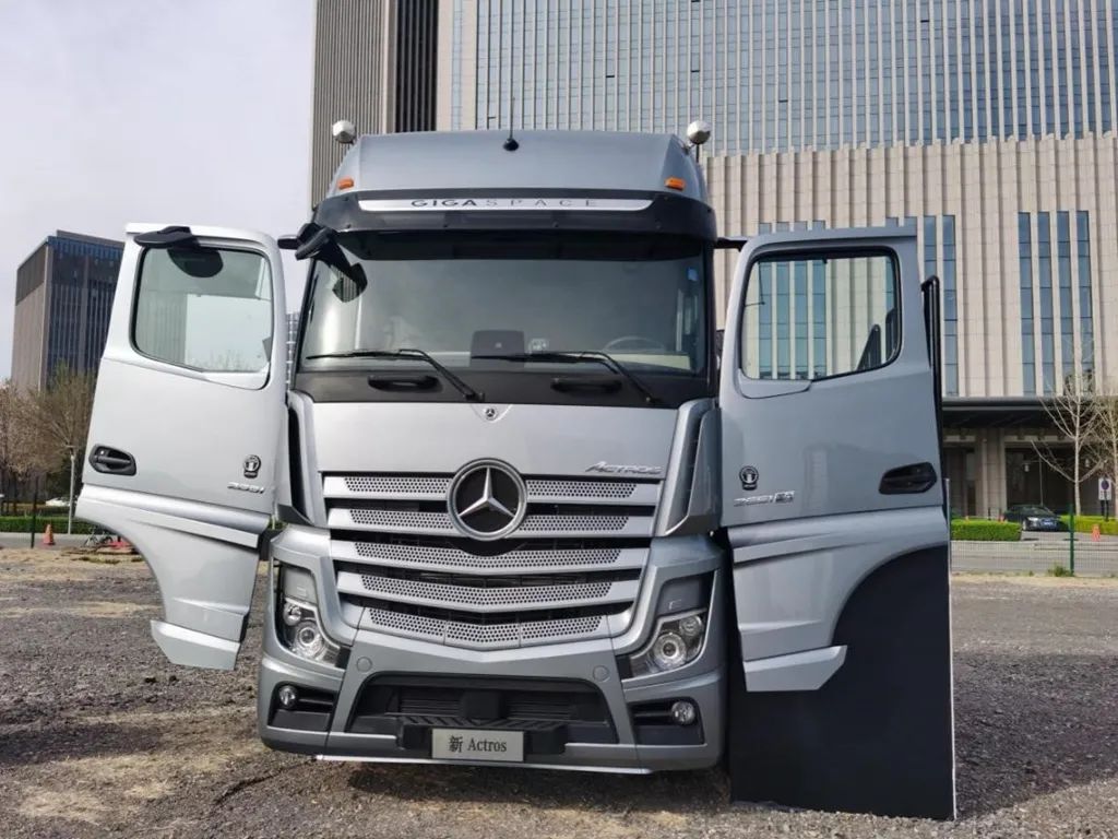 Mercedes-Benz Actros heavy truck 480 hp 6X4 AMT automatic transmission tractor 