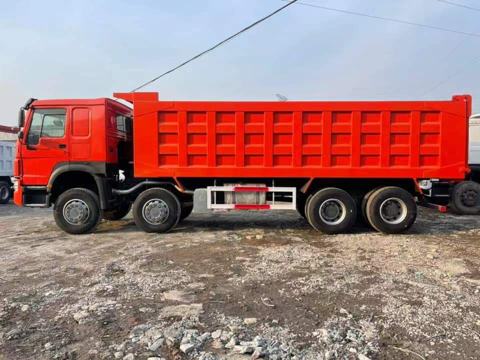 SINOTRUK HOWO Heavy Truck 380 HP 8X4 8.2m Dump Truck