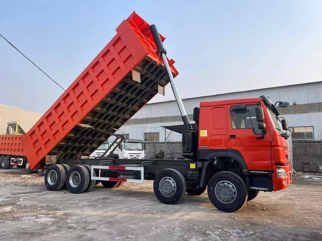 SINOTRUK HOWO Heavy Truck 380 HP 8X4 8.2m Dump Truck