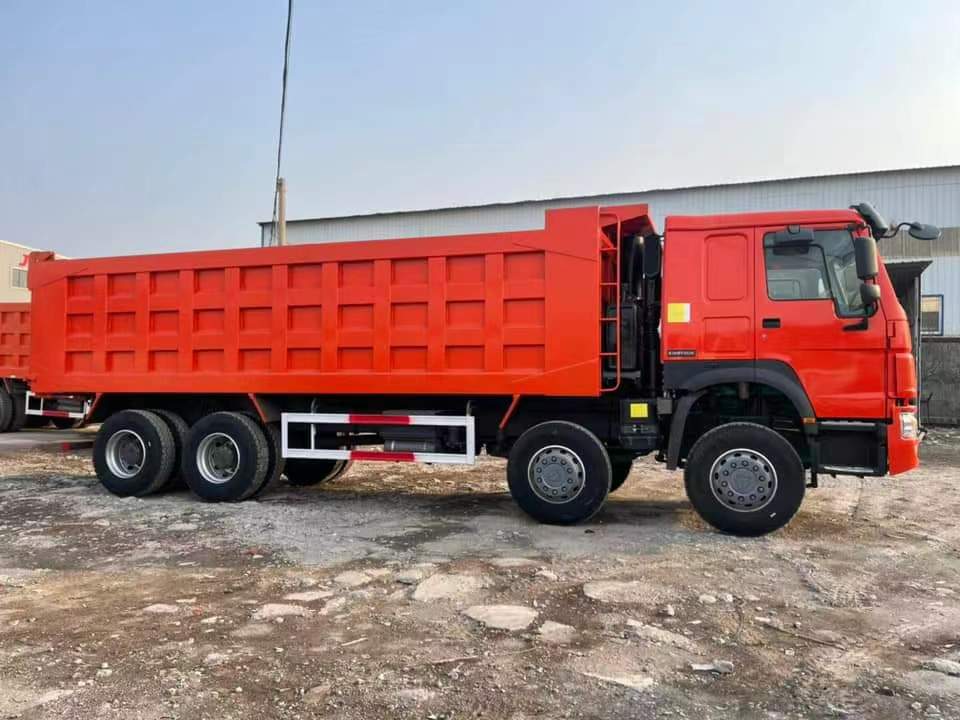 SINOTRUK HOWO Heavy Truck 380 HP 8X4 8.2m Dump Truck