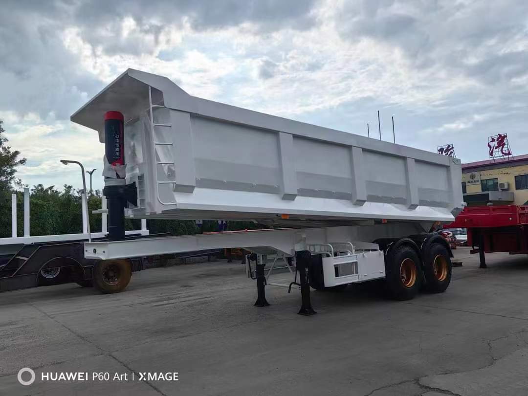 The rearturning dump semi-trailer ordered by an Indian customer transports stone