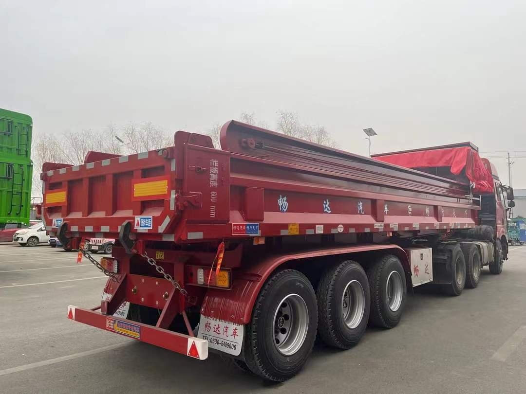 The rear-turning semi-trailer ordered by a Filipino customer transports stones.