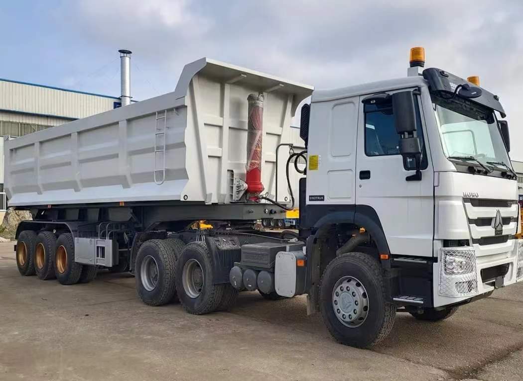 The rear-turning semi-trailer ordered by a Japanese customer transports waste