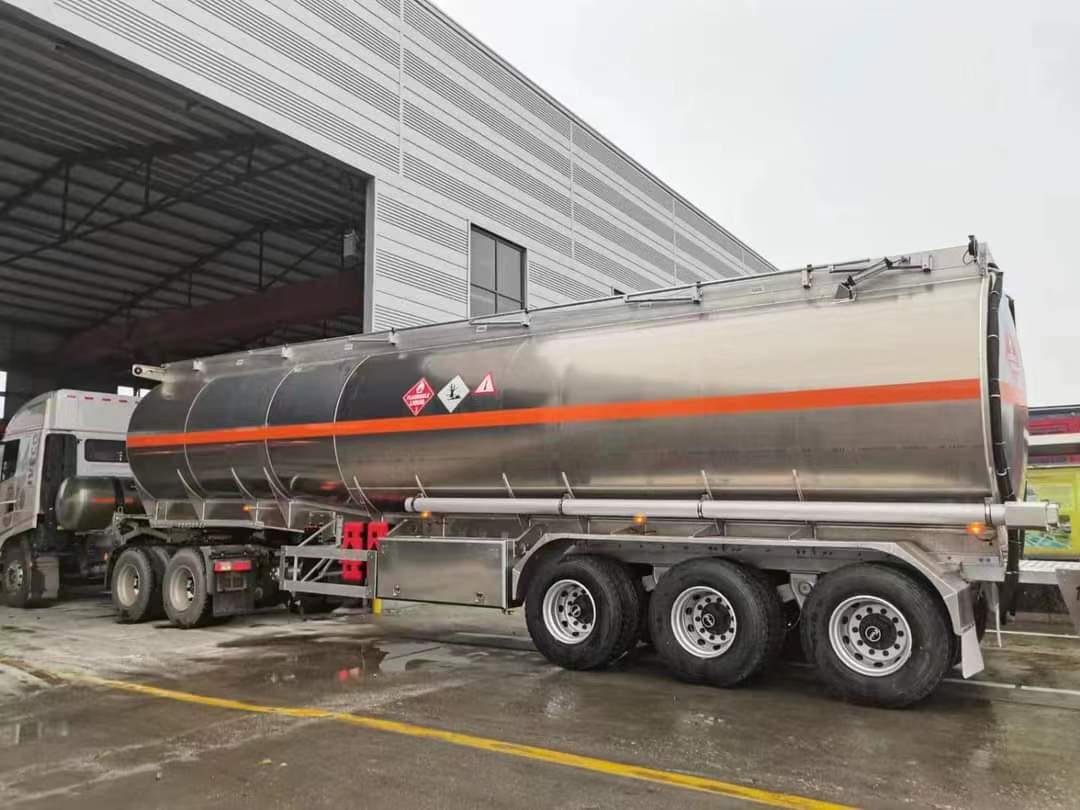 Oil tank semi-trailer ordered by Laos customer to transport gasoline