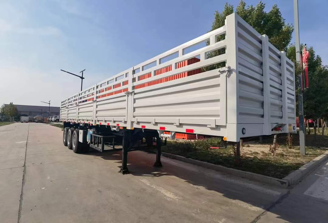 The half-rail semi-trailer ordered by a Kenyan customer transports steel