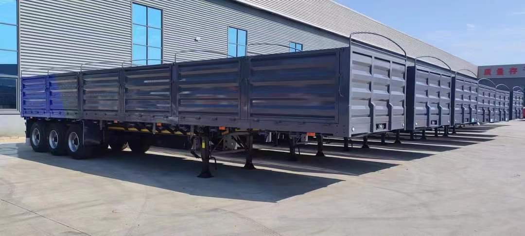 The railing semi-trailer ordered by Filipino customers transports food