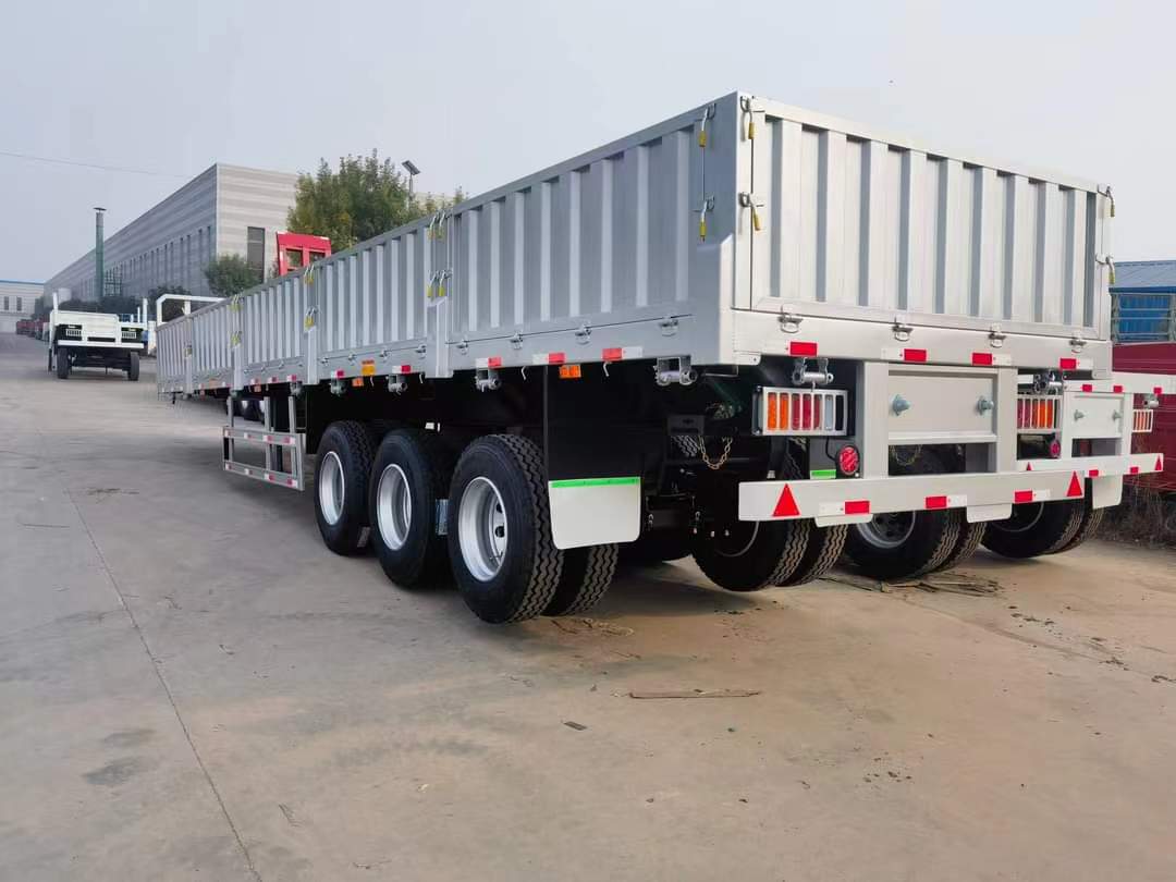 The railing semi-trailer ordered by a Thai customer transports general cargo