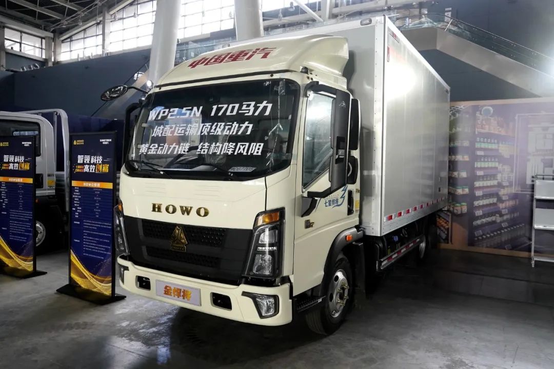 SINOTRUK HOWO 156 HP 4.15m single row van light truck