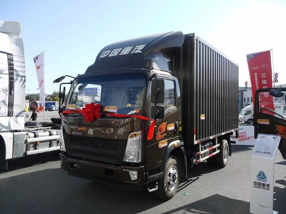 SINOTRUK HOWO 140 HP 3.85m row half fender light truck