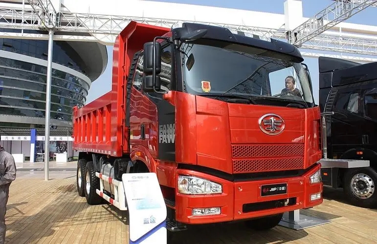 FAW Jiefang's new J6P heavy truck 420 horsepower 8X4 5.6m muck dump truck