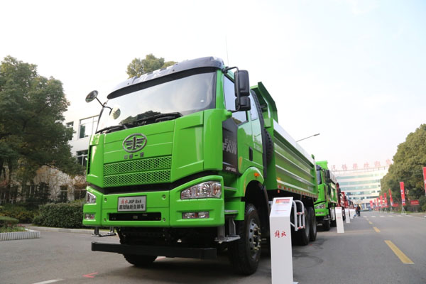 FAW Jiefang J6L heavy truck 280 horsepower 8X4 6 meter dump truck 