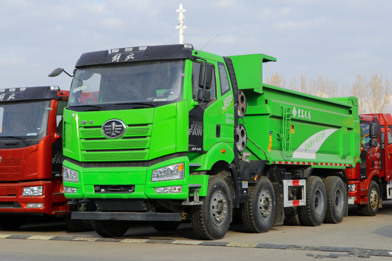 FAW Jiefang's new J6P heavy truck 550 horsepower 8X4 8.8 meter dump truck