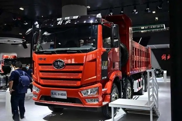 FAW Jiefang's new J6P heavy truck 500 horsepower 8X4 8-meter dump truck