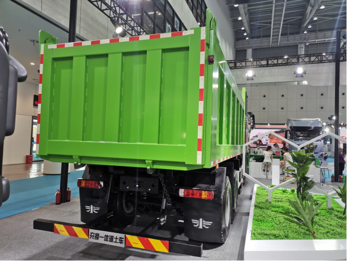 FAW Jiefang's new J6P heavy truck 550 horsepower 8X4 8.8 meter dump truck