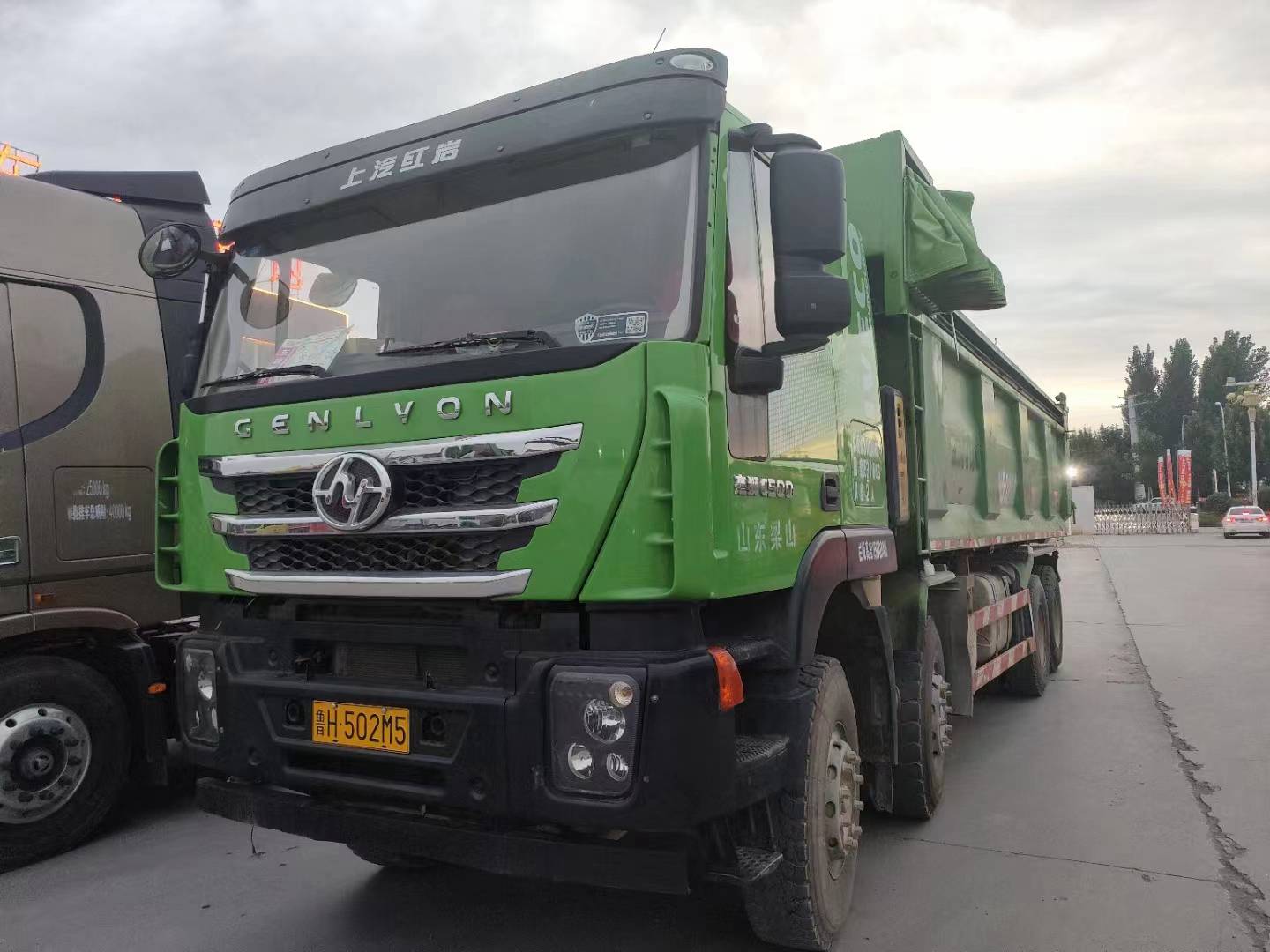 SAIC Hongyan C6 300 HP 8X4 5.6m Dump Truck