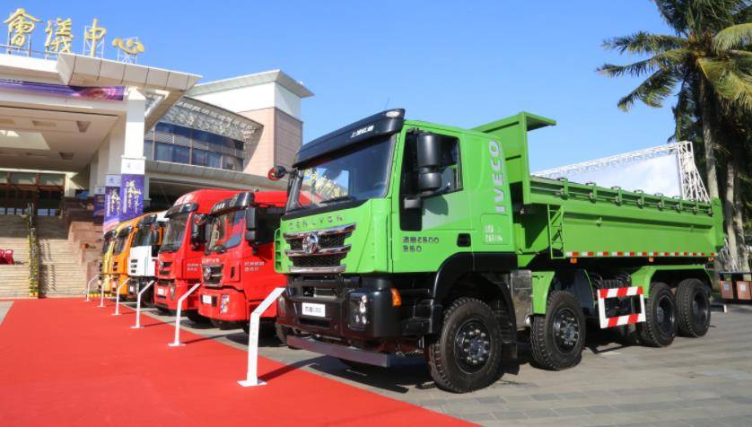 SAIC Hongyan C500 heavy truck 350 horsepower 8X4 7.4m dump truck