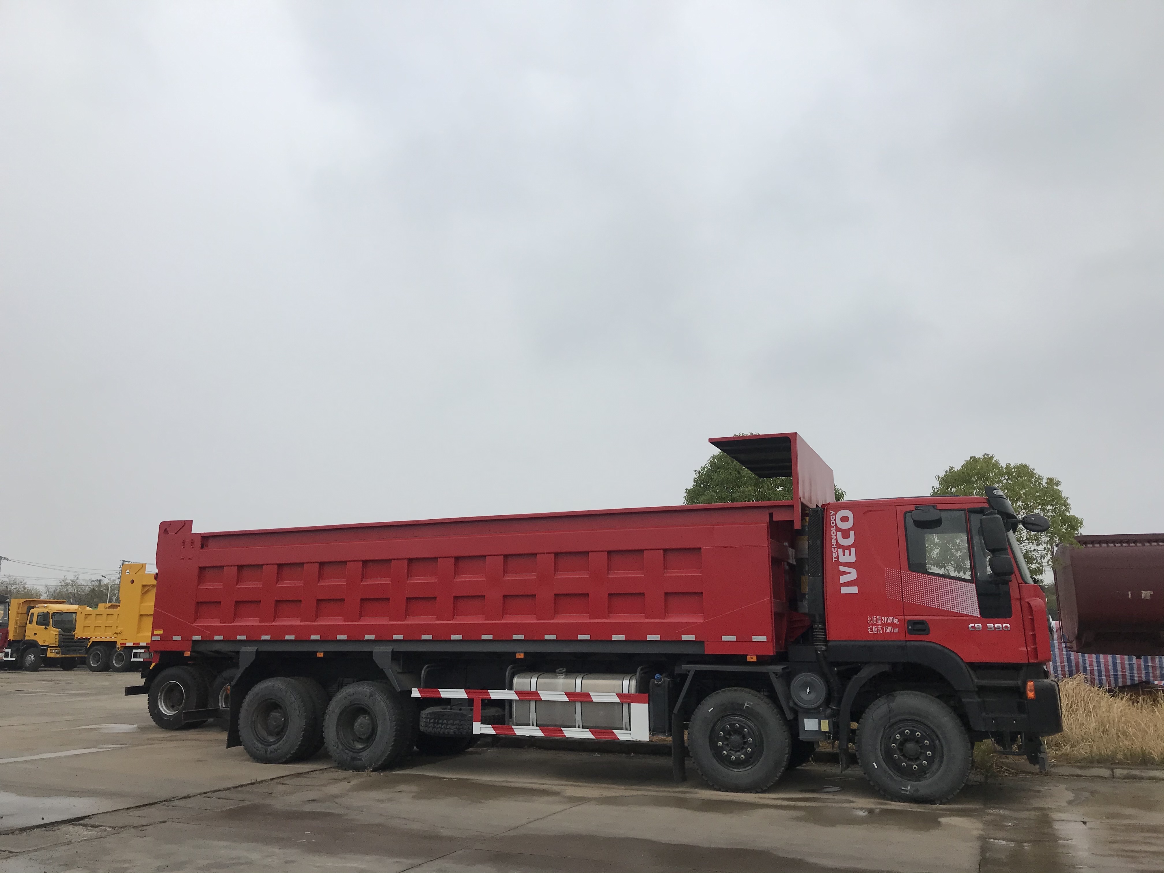 SAIC Hongyan M500 430 HP 8X4 flatbed dump truck