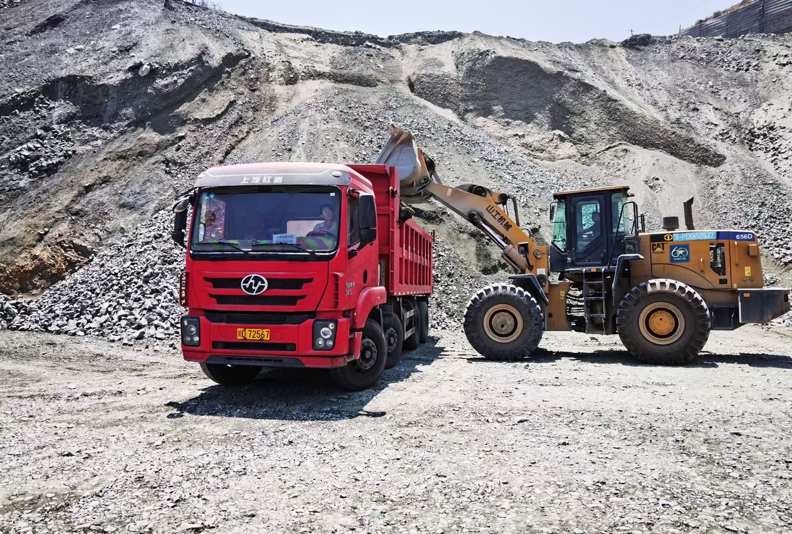 SAIC Hongyan New King Kong M500 390 HP 8X4 7.6m dump truck 