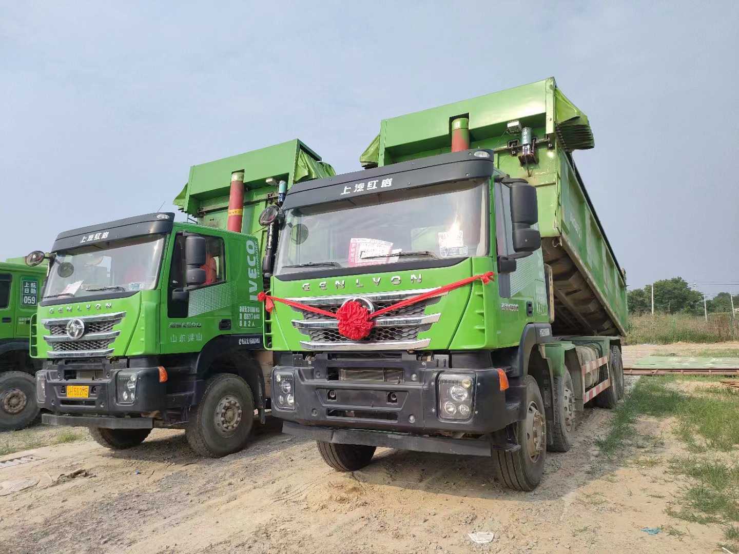 SAIC Hongyan C6 300 HP 8X4 5.6m Dump Truck