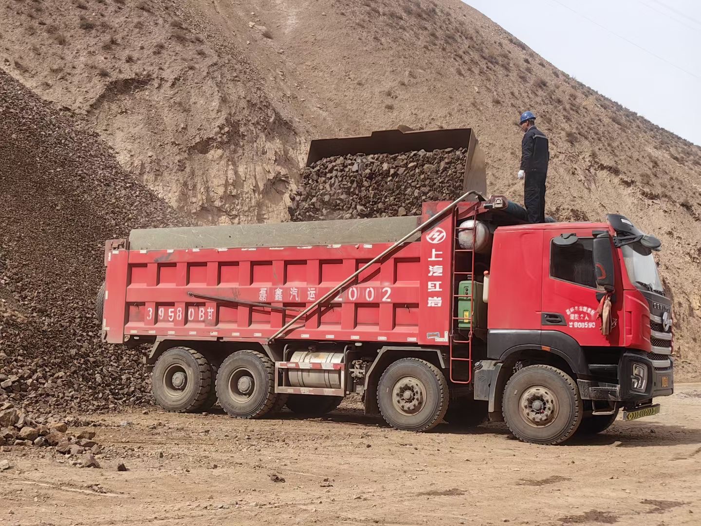 SAIC Hongyan New King Kong M500 390 HP 8X4 7.6m dump truck 