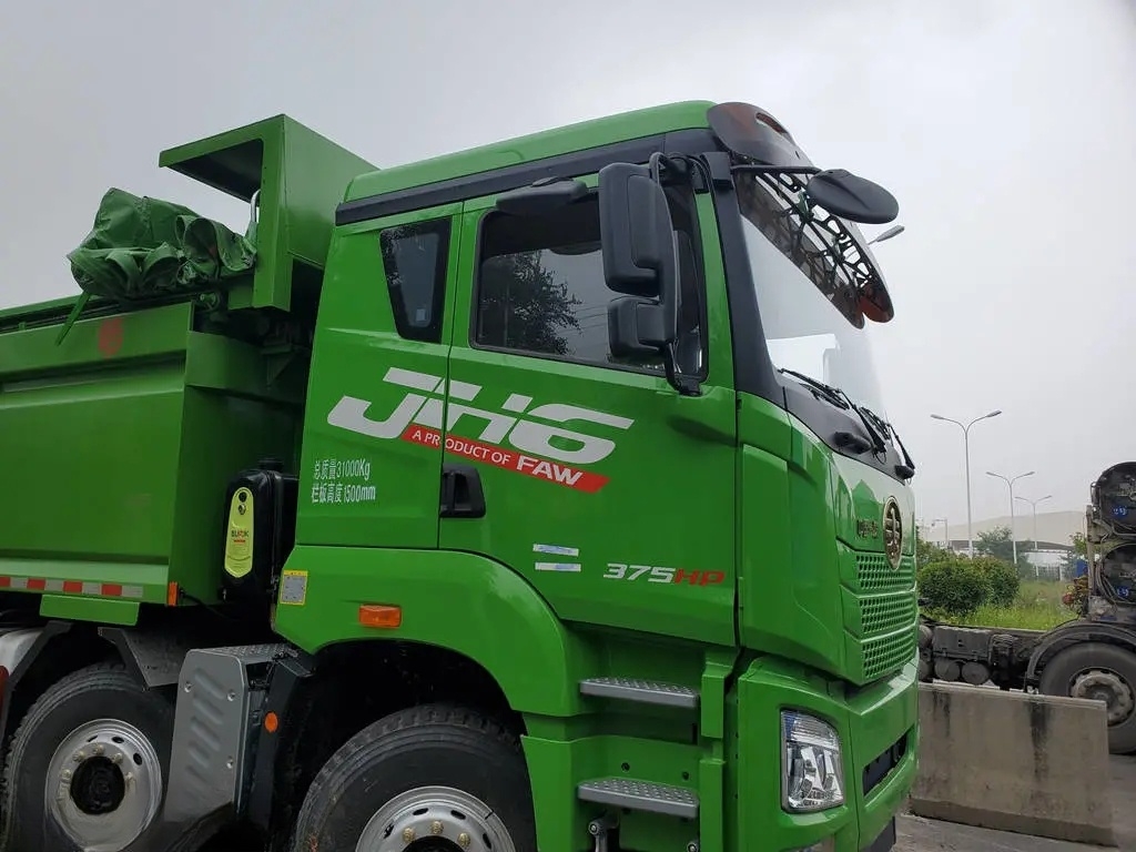 FAWQD Jiefanglong V Narrow Bridge Version 220 HP 6X2 5.2m Dump Truck