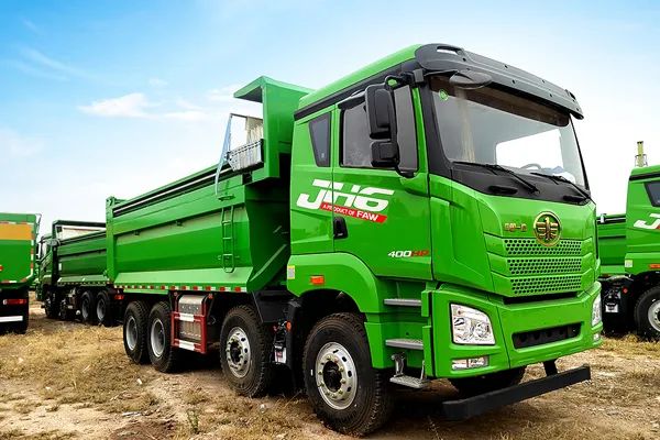 FAWQD Jiefang tianV heavy truck 350 horsepower 8X4 5.6 meter dump truck