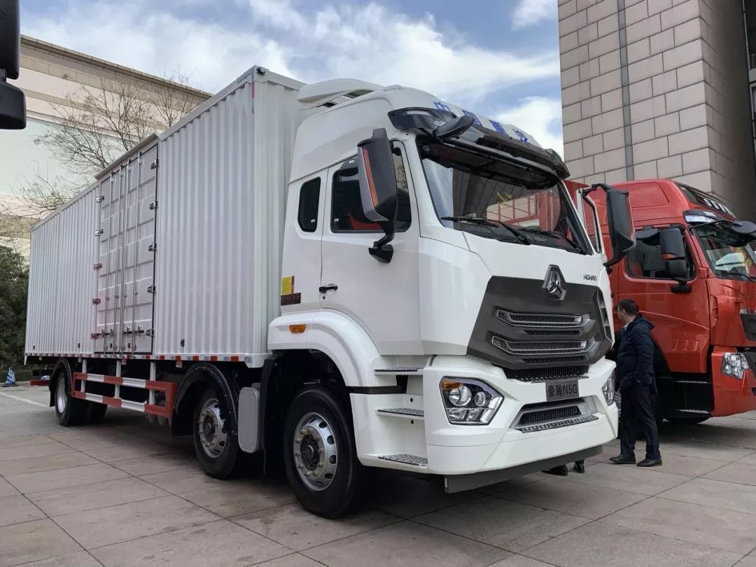 SINOTRUK HOWO MAX 510 HP 8X4 9.55m box truck 