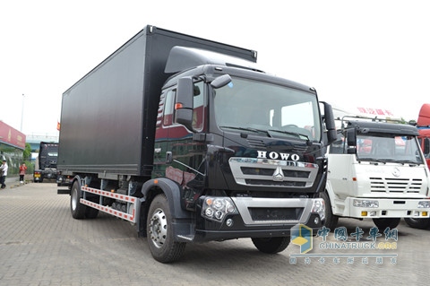 SINOTRUK HOWO TX 220 HP 4X2 7.8m wing opening van truck