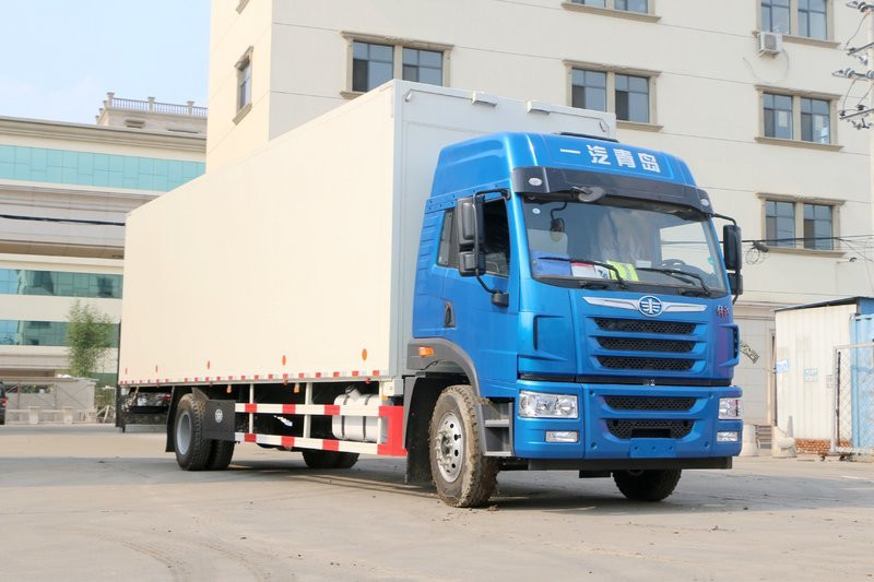 Qingdao Jiefang JH6 heavy truck pilot version 350 horsepower 4X2 6.75m AMT automatic transmission guardrail truck