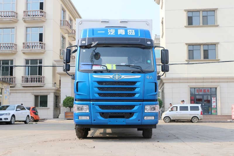 Qingdao Jiefang JH6 heavy truck pilot version 350 horsepower 4X2 6.75m AMT automatic transmission guardrail truck