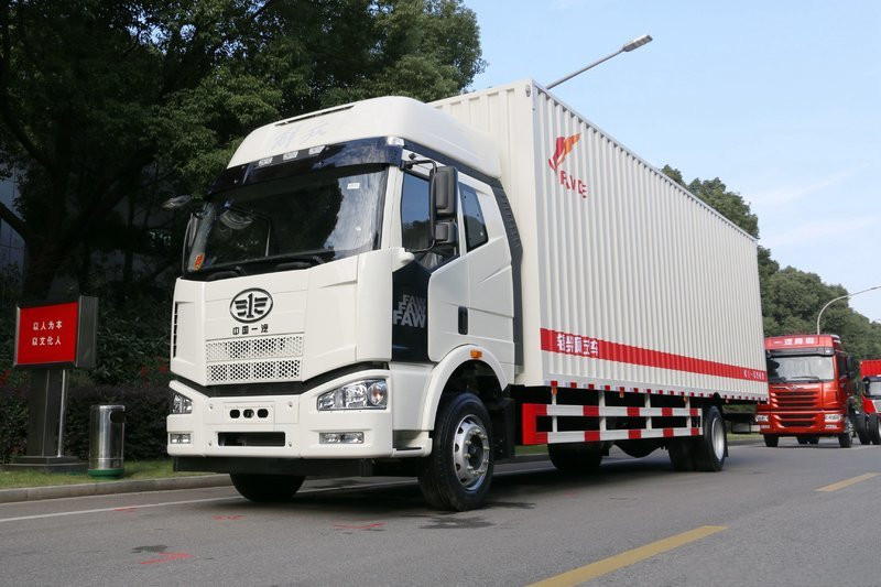 FAW Jiefang J6L Medium Truck Elite Edition 260 HP 4X2 9.7m van