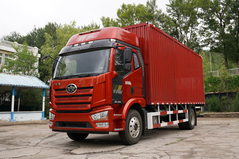 FAW Jiefang J6G 320 HP 4X2 6.8m van 