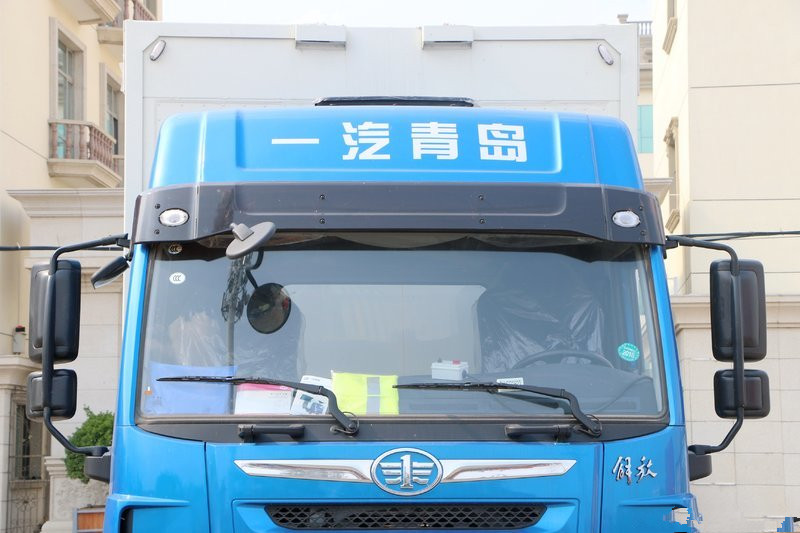 Qingdao Jiefang JH6 heavy truck pilot version 350 horsepower 4X2 6.75m AMT automatic transmission guardrail truck