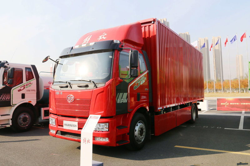 FAW Jiefang J6G 320 HP 4X2 6.8m van 